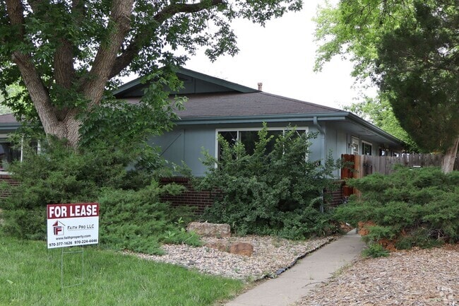 Building Photo - Lovely 2 Bedroom Townhouse