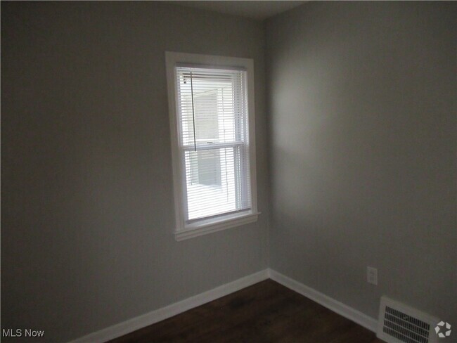 Building Photo - 1616 Douglas Rd Rental