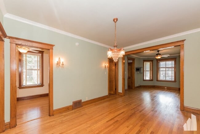 Building Photo - 3710 N Damen Ave Unit 3710 N Damen