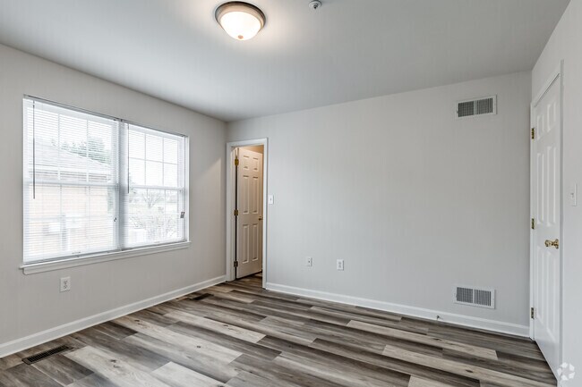 2BR, 1BA - 826SF