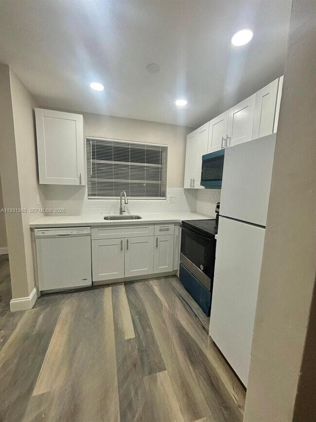 Building Photo - 3033 NW 43rd Ave Unit 106