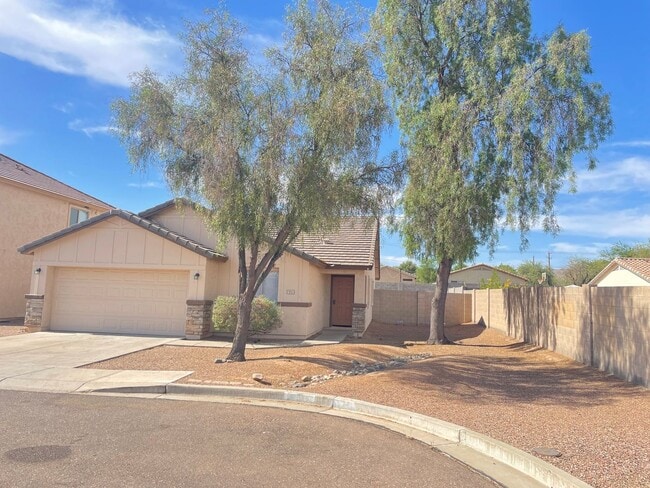 Building Photo - Fresh paint 3 Bedroom, 2 baths very low maintenance home