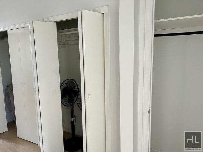 Photo - Top Floor 2BR 1BA Lofty Space w/ Laundry I... Unidad 3