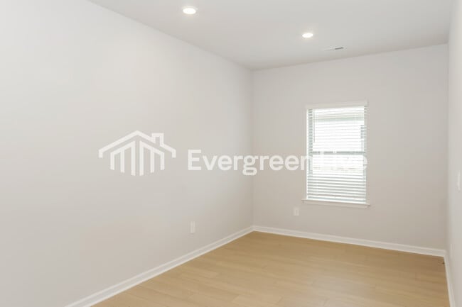 Photo - 105 Ashby Pond Dr