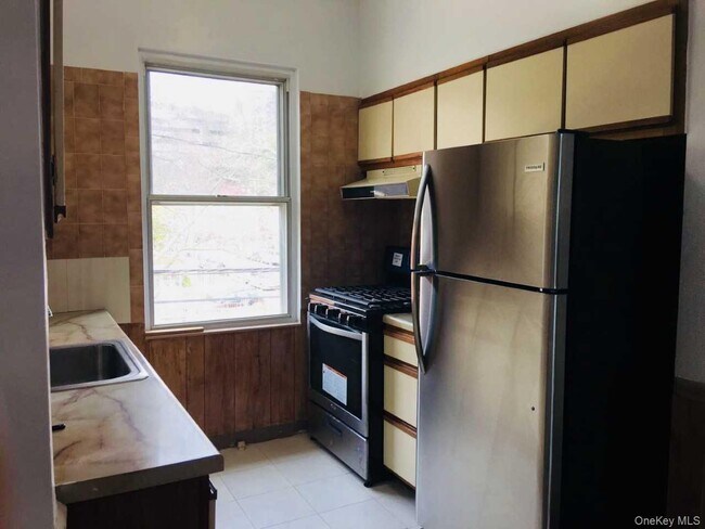 Photo - 480 Riverdale Ave