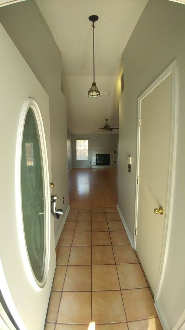 Building Photo - Welcome to this charming 3 bedroom, 2 bath... Rental