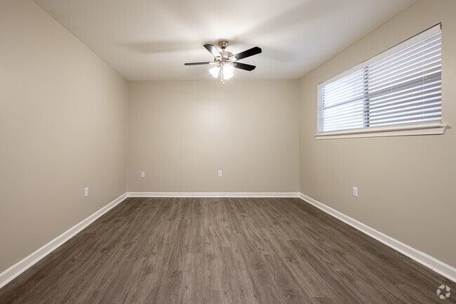 2BR, 1.5BA - 770SF - Living Room