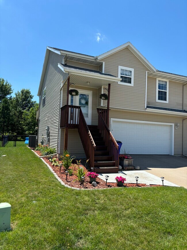 Photo - 1552 Deerfield Dr House