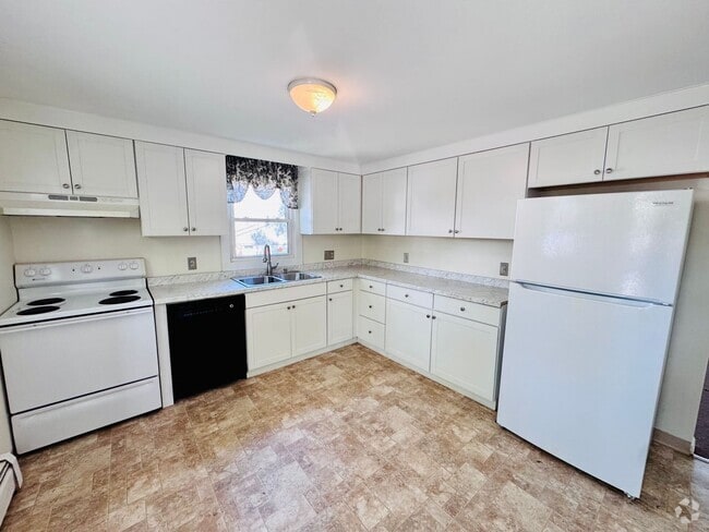 Building Photo - Newly Renovated Year-Round Apartments – St... Unit E