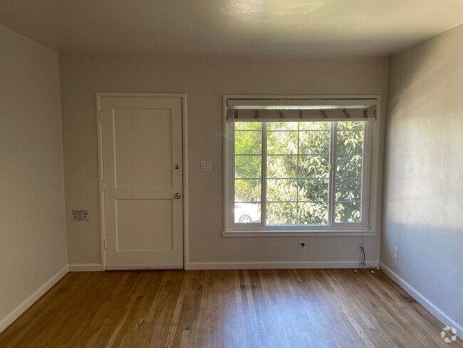 Building Photo - Charming Land Park 2 bedroom/1 bath Apartment Unit 2212