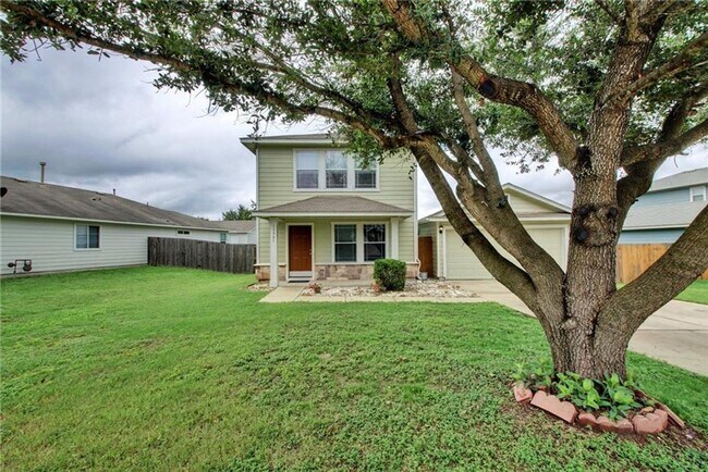 Building Photo - Spacious 3-Bedroom Home in Manor with Primary Suite Downstairs
