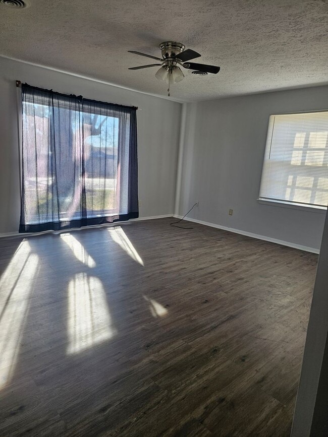 Photo - 3 bedroom 1 bathroom for rent!
