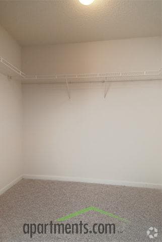 Armario - Lakeshore Crossing Apartments