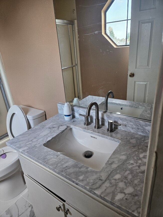 One of two full bathrooms - 401 Ravenwood Way Unit 1638 Coventry Way Lodi CA