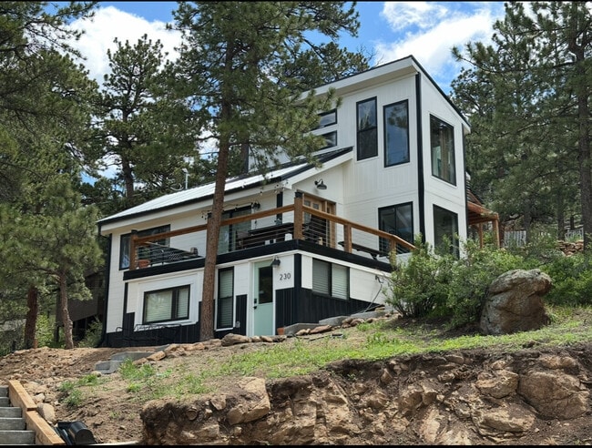 Building Photo - 230 Cyteworth Rd Unit Main House