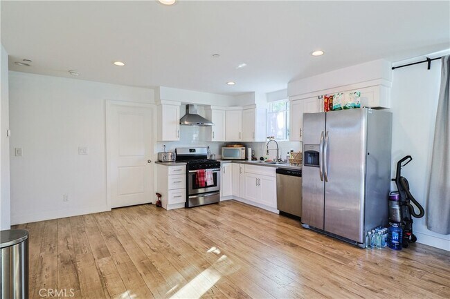 Photo - 10826 Morrison St