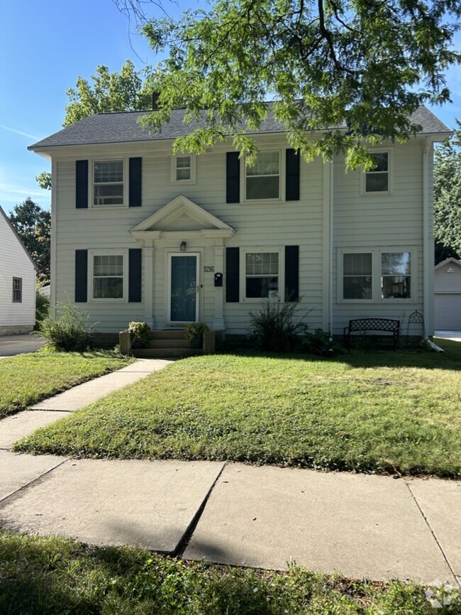 Front of house summer - 1216 2nd St NW Rental