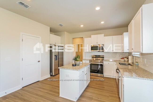 Photo - 900 Juniper Ln