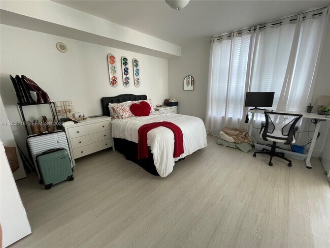 Photo - 90 SW 3rd St Unidad 1205