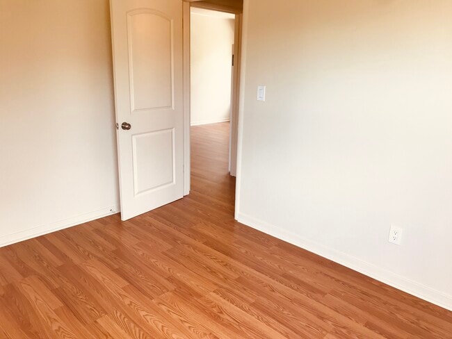 M bedroom - 124 Lewelling Blvd Unit 124