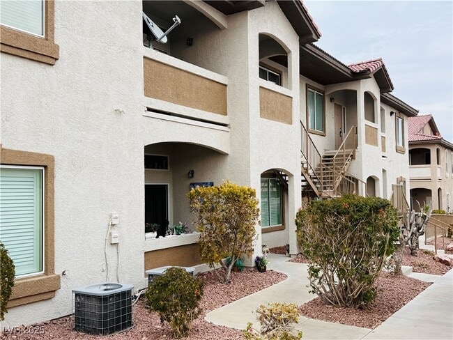 Building Photo - 2305 W Horizon Ridge Pkwy Unit 2221 Rental