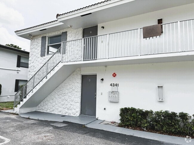 Building Photo - 4341 Riverside Dr Rental