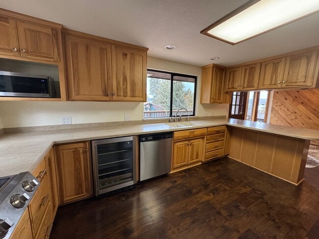 Photo - 3 Bdrm, 3 Bath home in Lynnewood with Gourmet Kitchen, 3 miles to Sky Lakes Medical Ctr and OIT