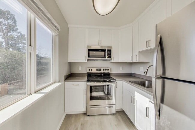 Building Photo - 2240 Angela Ct Unit 08