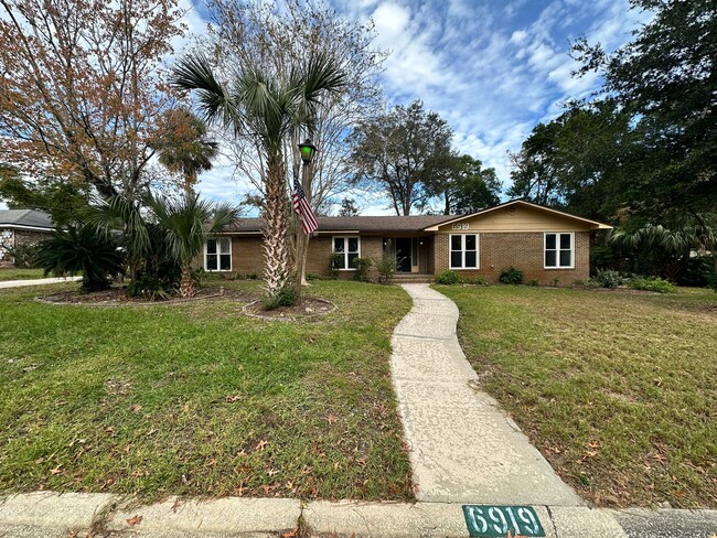 Charming single-family home nestled in the... - Charming single-family home nestled in the...