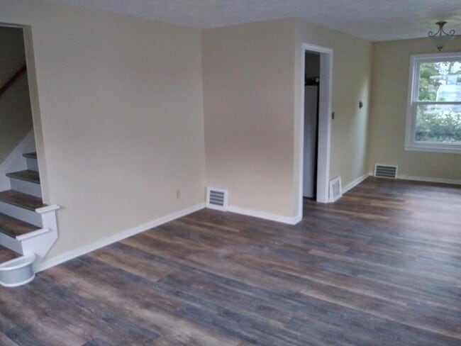 Photo - 1457 Sulzer Ave