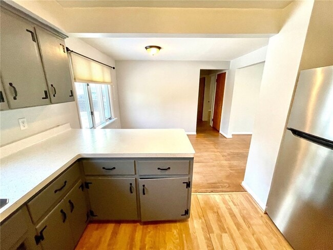 Photo - 129 Roselawn Crescent