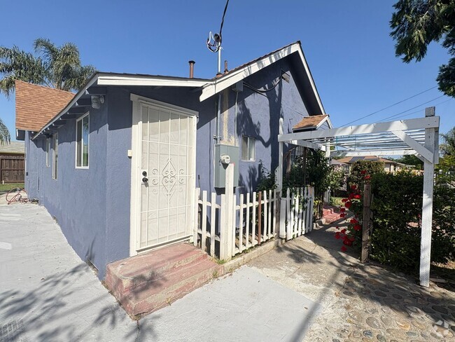 Building Photo - Spacious 3 Bed, 2 Bath Single Story Home Unit 1143