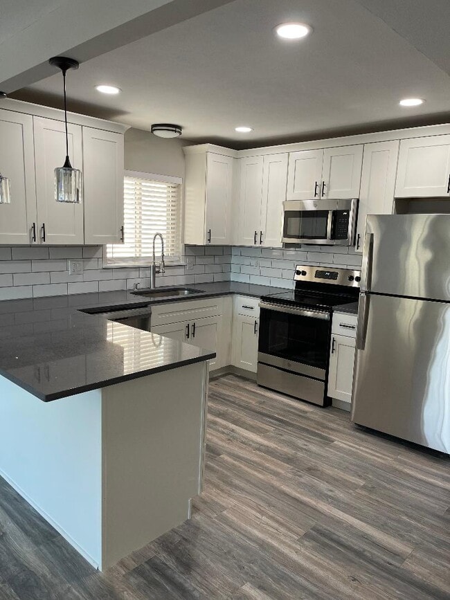 Building Photo - 216 S Clay Ave Unit 2S