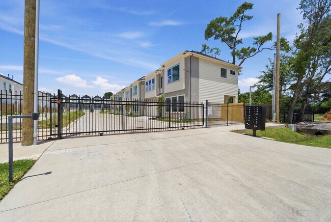 Photo - 8910 Knoll Leaf Dr