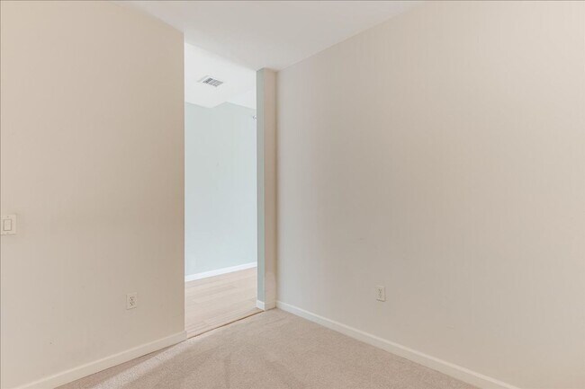 Photo - Spacious + secure 1/1 condo with a bonus r... Unidad 532