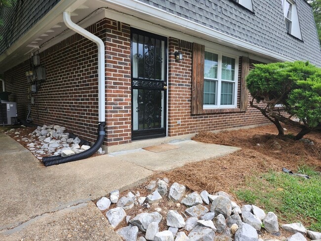 Building Photo - 5234 Donlyn Dr Unit B Rental