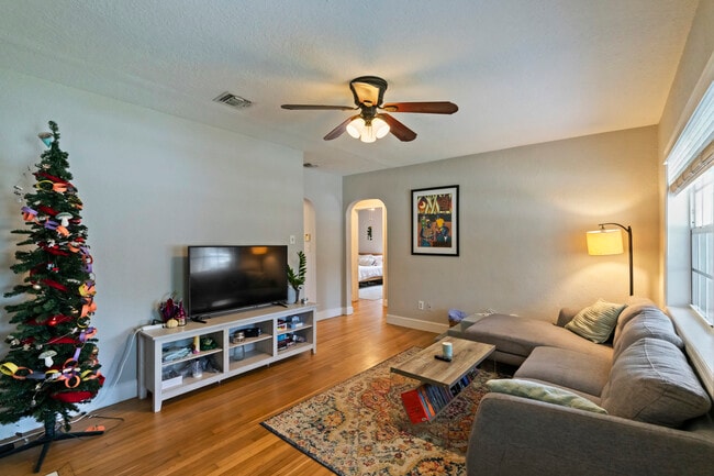 Photo - 548 NE 9th Ave