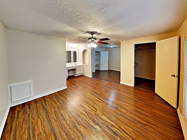 Building Photo - 16259 Hollow Wood Dr