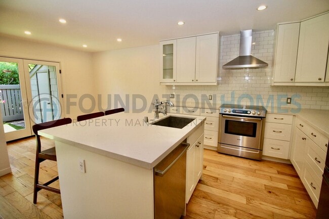 Photo - Tech-Enabled Sausalito Townhouse | Remodeled, Loft, Community Pool & 2 Carports - FOUNDATION