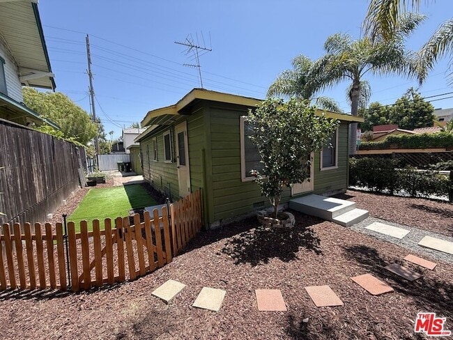 802 Superba Ave