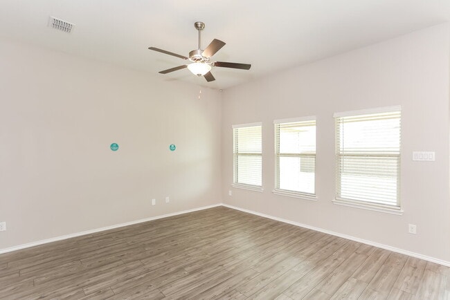 Photo - 825 Amberwood Ct