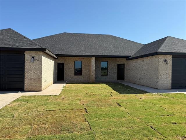 Photo - 320 Woodstock Ln