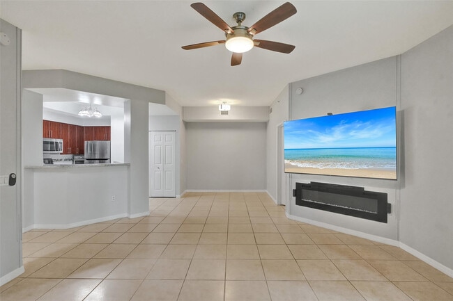 Photo - 2421 NE 65th St Unidad 2-113