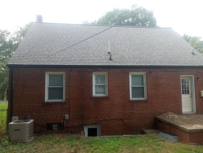 Photo - 707 Rothesay Rd
