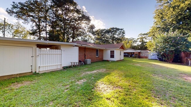 Photo - Large 3 bedroom, 1.5 bath located on a corner lot in Prattville.