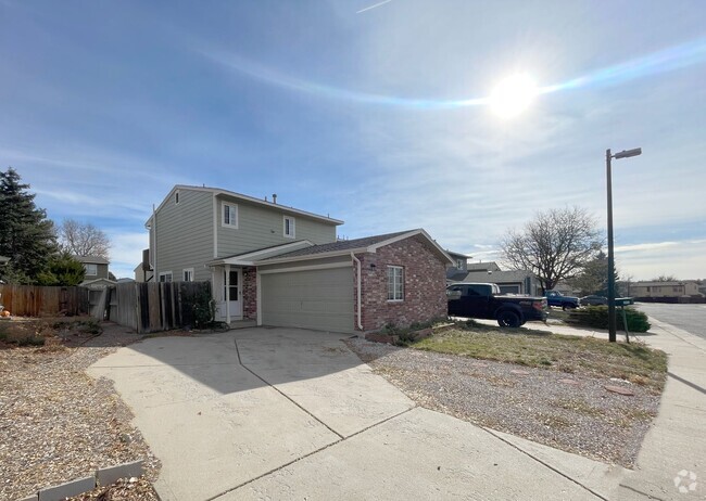 Building Photo - Paired home with two bedrooms and two car ...