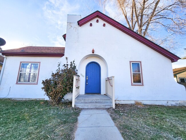 Building Photo - Charming Home with Large Backyard!