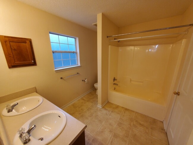 Baño principal - 5165 Victoria Dr