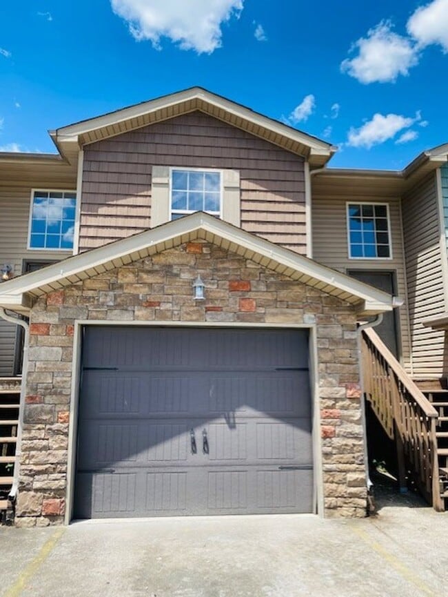 Building Photo - 3 bed/2bath Townhome freshly painted!