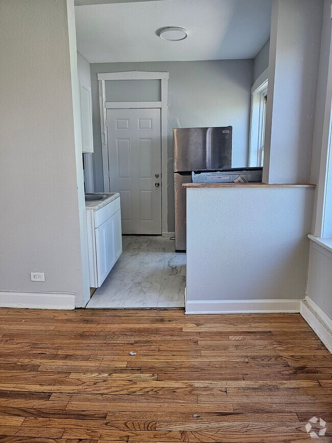 Building Photo - 1430 S Kenneth Ave Unit 1432-3E Rental